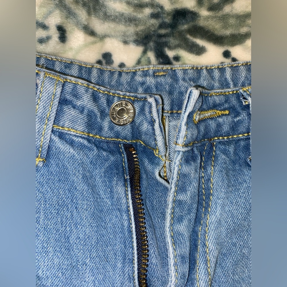 NWOT high waist light wash distressed style denim cutoff jean shorts - size XS - Picture 2 of 10